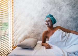 Cryothérapie faciale : comment le froid agit sur votre peau et votre éclat woman fresh glowing skin cold facial treatment spa landscape