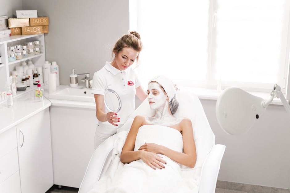 Cryothérapie faciale : comment le froid agit sur votre peau et votre éclat woman receiving facial cryotherapy treatment beauty salon