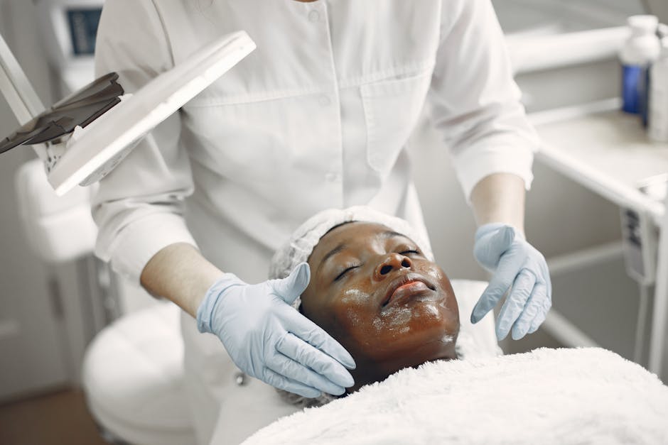 Cryothérapie faciale : comment le froid agit sur votre peau et votre éclat esthetician using cryo wand on client face professional clinic