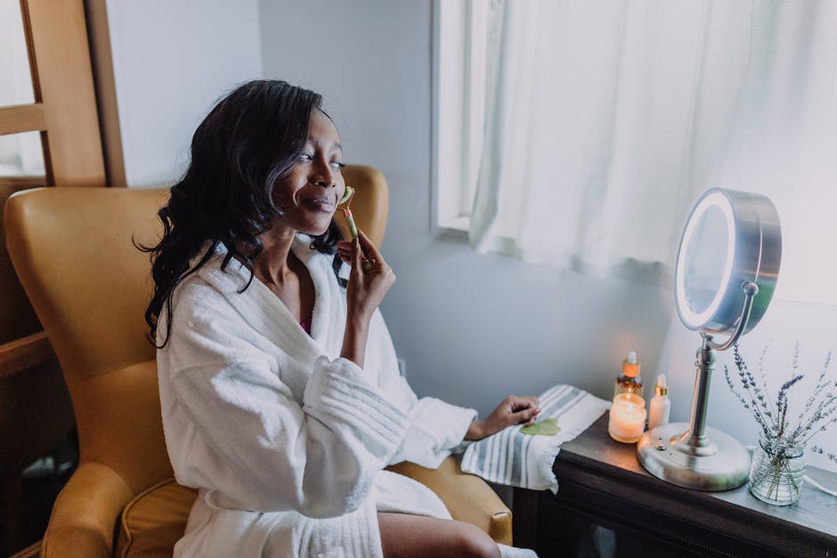 Cryothérapie faciale : comment le froid agit sur votre peau et votre éclat woman applying cold facial roller from refrigerator morning skincare routine