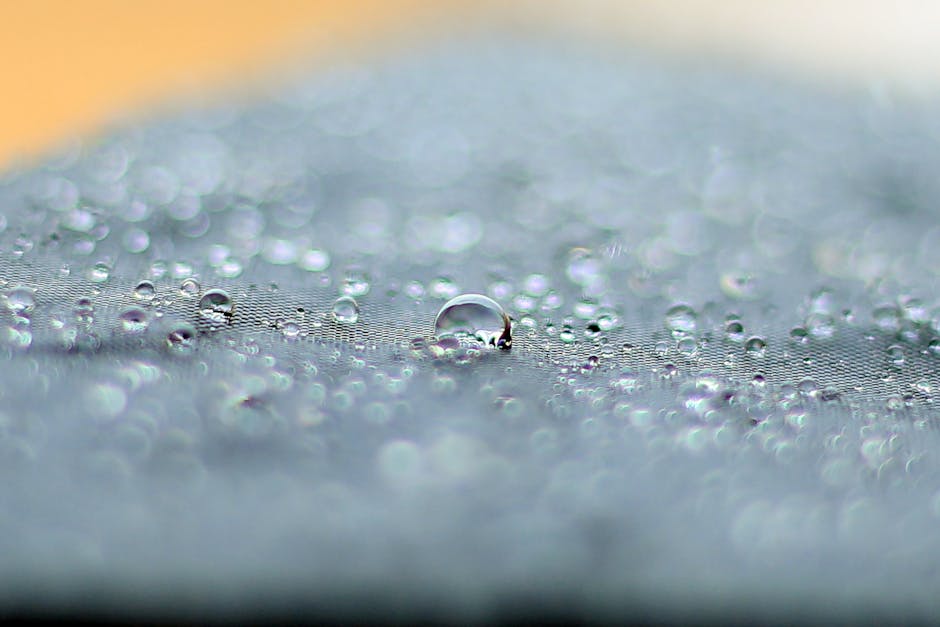 Gant démaquillant : avantages, inconvénients et conseils pour bien l'utiliser close up microfiber cloth texture water drops