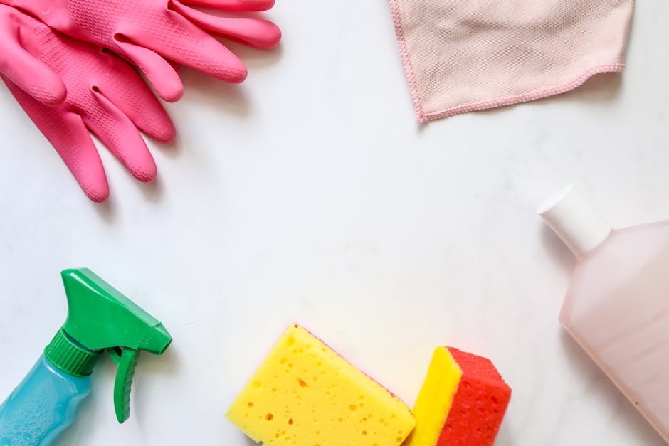 Gant démaquillant : avantages, inconvénients et conseils pour bien l'utiliser flat lay clean white microfiber gloves beauty accessories