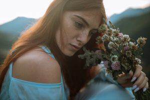 Le gène roux MC1R ferait paraître deux ans plus jeune : que dit la science ? beautiful red hair woman freckles natural portrait outdoor light landscape
