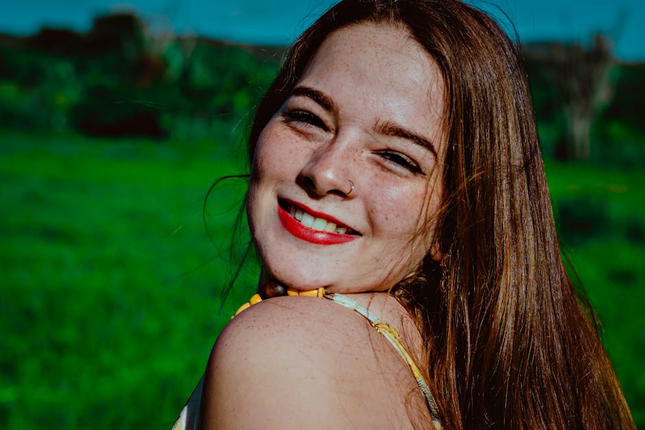 Le gène roux MC1R ferait paraître deux ans plus jeune : que dit la science ? close up portrait red hair woman freckles natural smile