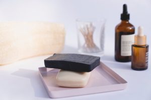 Le savon solide : bienfaits, types et conseils pour bien le choisir natural handmade soap bars bathroom skincare routine landscape