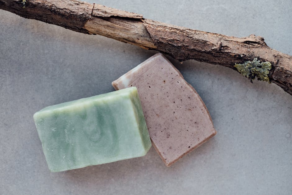 Le savon solide : bienfaits, types et conseils pour bien le choisir comparison different types of soap bars close up