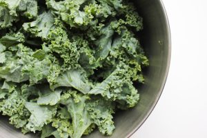 Kale et beauté : les bienfaits du chou frisé pour votre peau kale leaves green superfood beauty skincare flat lay landscape