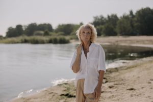 Le lipo-seeding : tout comprendre sur cette technique de rajeunissement autologue woman facial rejuvenation natural beauty aging gracefully soft portrait landscape