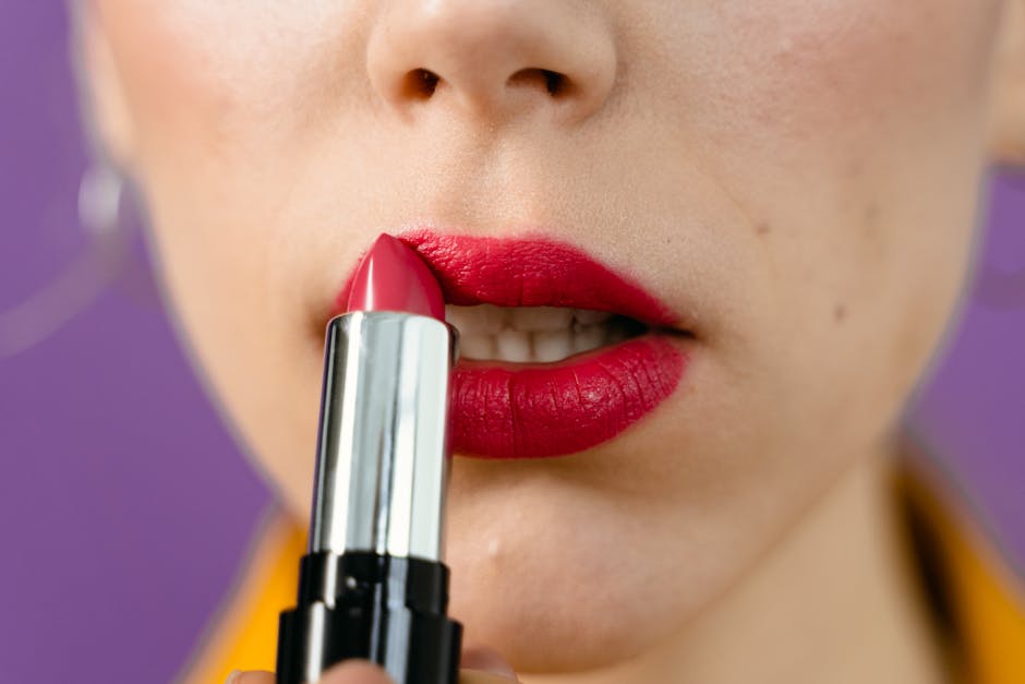 Le masque pour les lèvres : comment l'utiliser et pourquoi l'adopter dans votre routine ? woman applying lip mask beauty routine close up