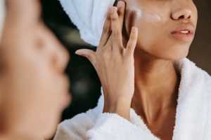 Obtenir un teint lumineux naturellement : le rituel beauté étape par étape woman radiant glowing skin morning beauty routine natural light