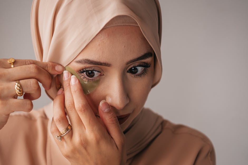 Obtenir un teint lumineux naturellement : le rituel beauté étape par étape under eye concealer application fingertip gentle tapping technique