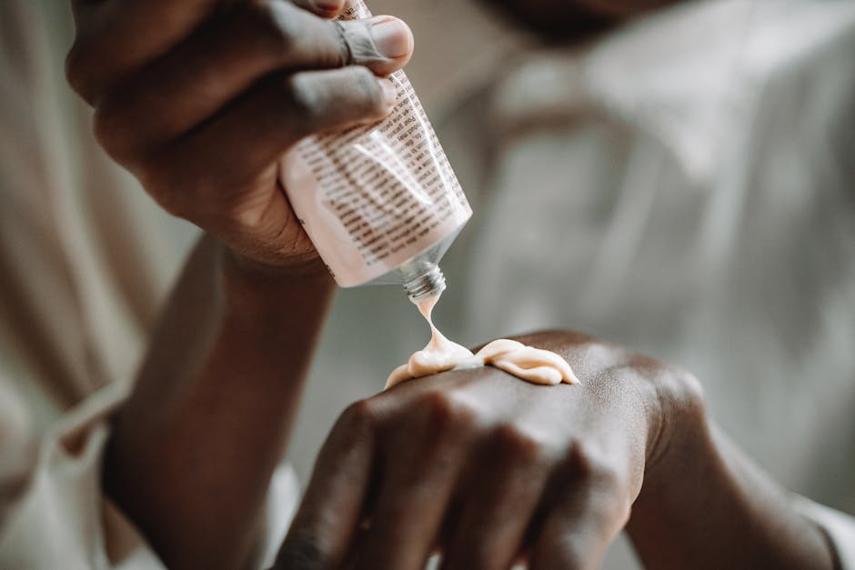 Le panthénol : tout savoir sur la provitamine B5 et ses bienfaits pour les peaux sensibles woman applying moisturizer on sensitive skin close-up