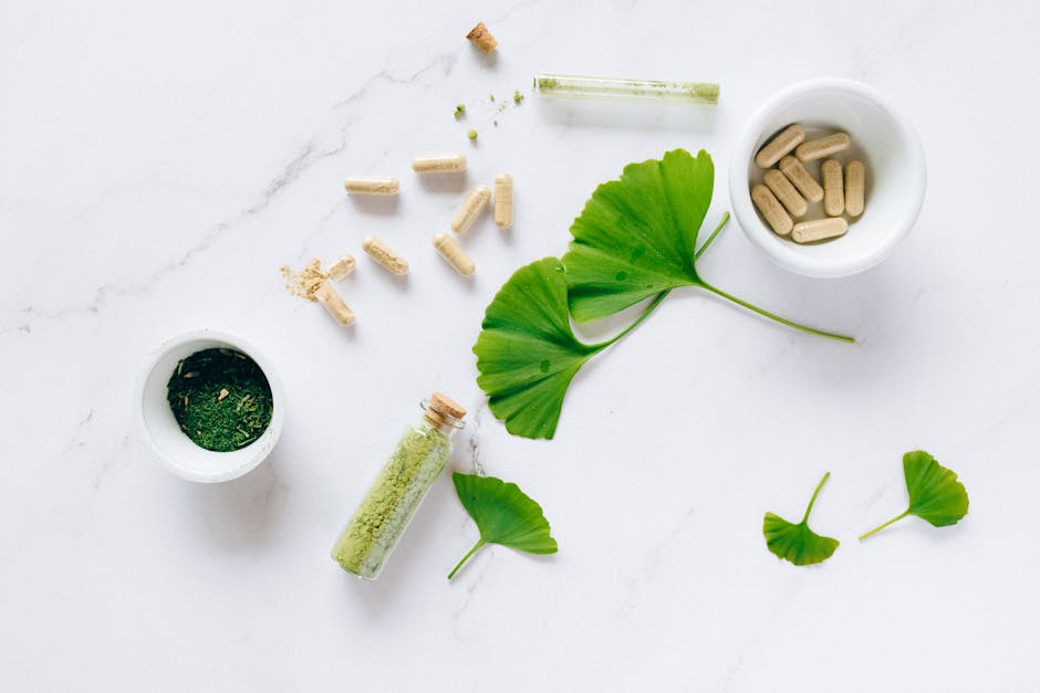 Argile verte : bienfaits, utilisation et conseils pour une peau purifiée green clay powder wooden bowl marble surface