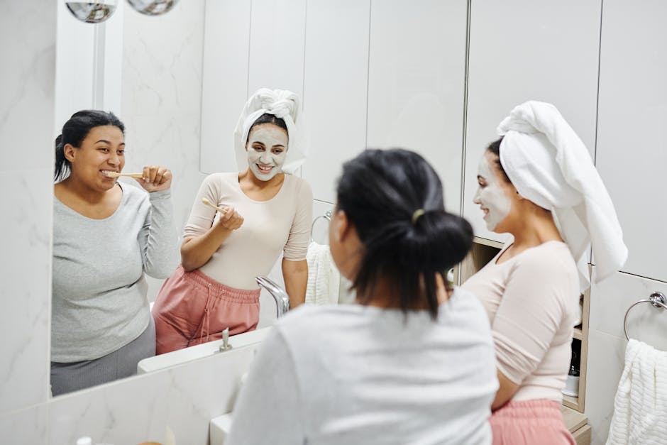 Argile verte : bienfaits, utilisation et conseils pour une peau purifiée woman applying clay face mask bathroom mirror
