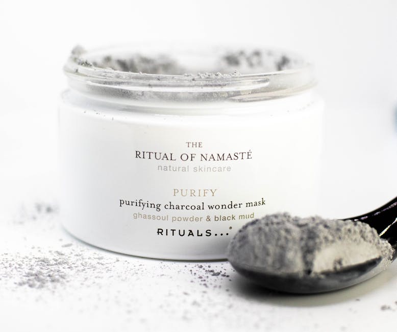 Charbon végétal en cosmétique : bienfaits, utilisations et précautions pour la peau activated charcoal powder small bowl white background skincare