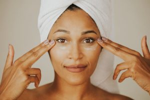 Pro-Xylane : tout savoir sur cet actif anti-âge qui reconstruit la peau anti-aging skincare routine woman glowing skin natural light landscape
