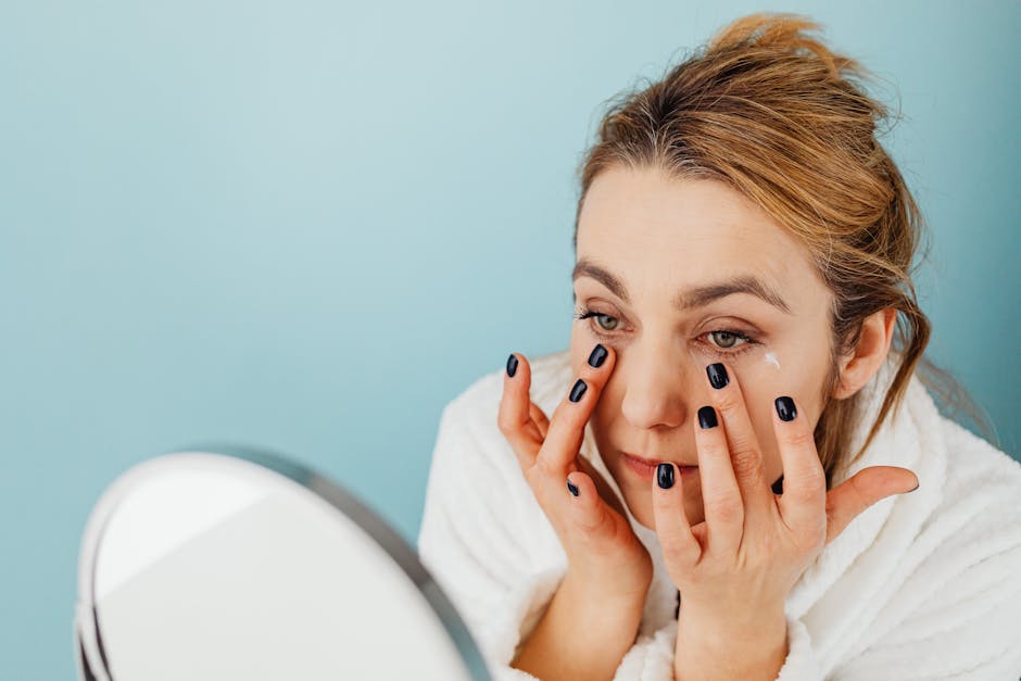 Pro-Xylane : tout savoir sur cet actif anti-âge qui reconstruit la peau woman applying night cream serum anti-aging skincare close up face