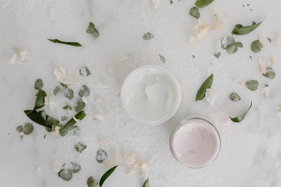 Cosmétique végétale : pourquoi les plantes révolutionnent nos soins de beauté botanical skincare ingredients flat lay with plants and cream jars