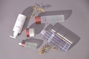 Les actifs incontournables en skincare : acide hyaluronique, rétinol, vitamine C et plus encore skincare active ingredients serums and creams flat lay beauty