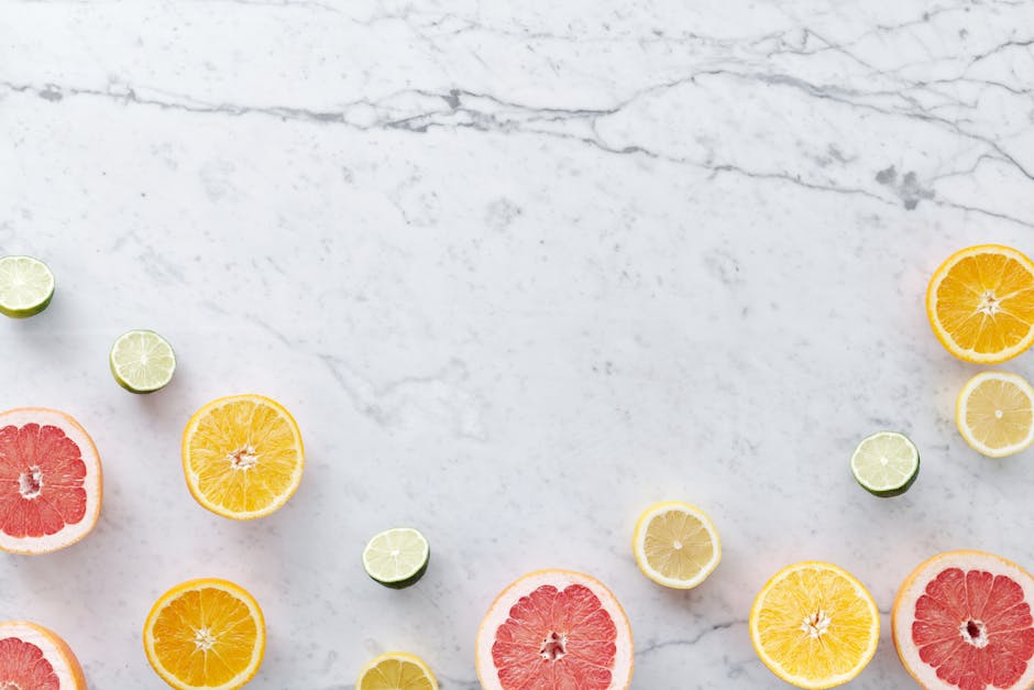 Les actifs incontournables en skincare : acide hyaluronique, rétinol, vitamine C et plus encore citrus fruits vitamin c skincare ingredients flat lay