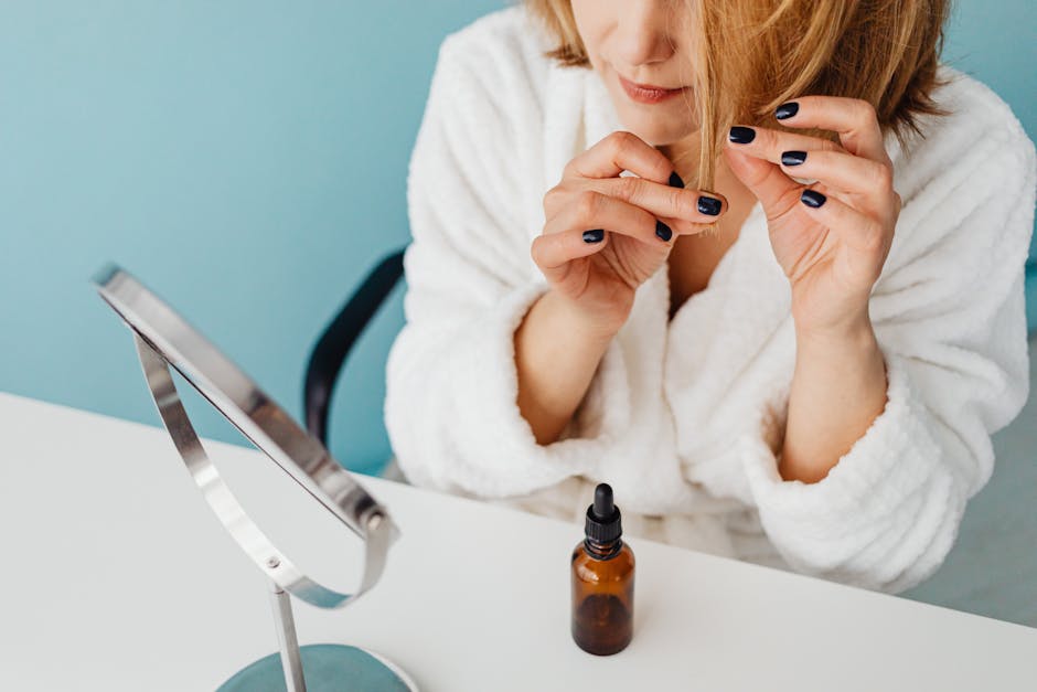 Sérum huile visage : pourquoi adopter ce soin concentré dans votre routine ? woman applying face serum oil morning skincare routine