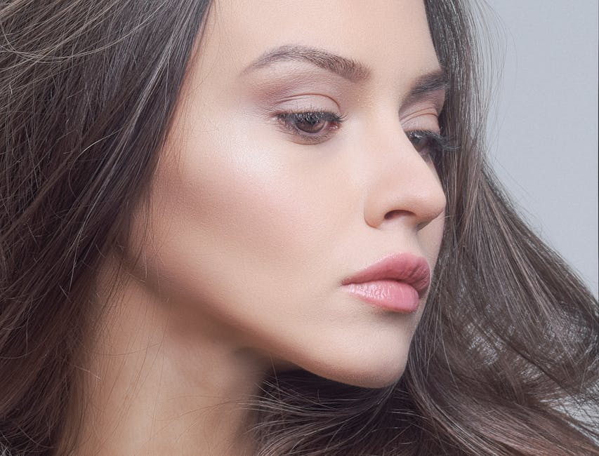 Le strobing : technique de maquillage pour un visage naturellement lumineux makeup highlighter application cheekbones close up natural skin