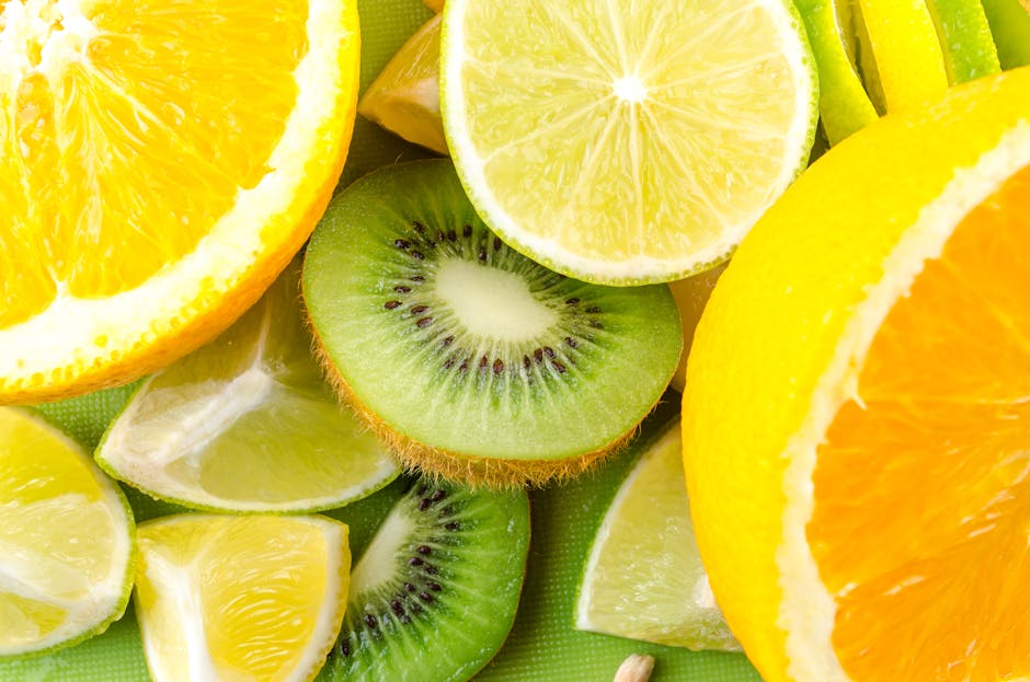 Les 5 vitamines anti-âge essentielles pour une peau jeune et lumineuse sliced citrus fruits kiwi strawberries vitamin C