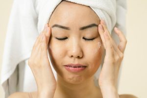 Yoga facial : la méthode naturelle pour tonifier et raffermir votre visage woman facial yoga exercises natural beauty skincare routine landscape