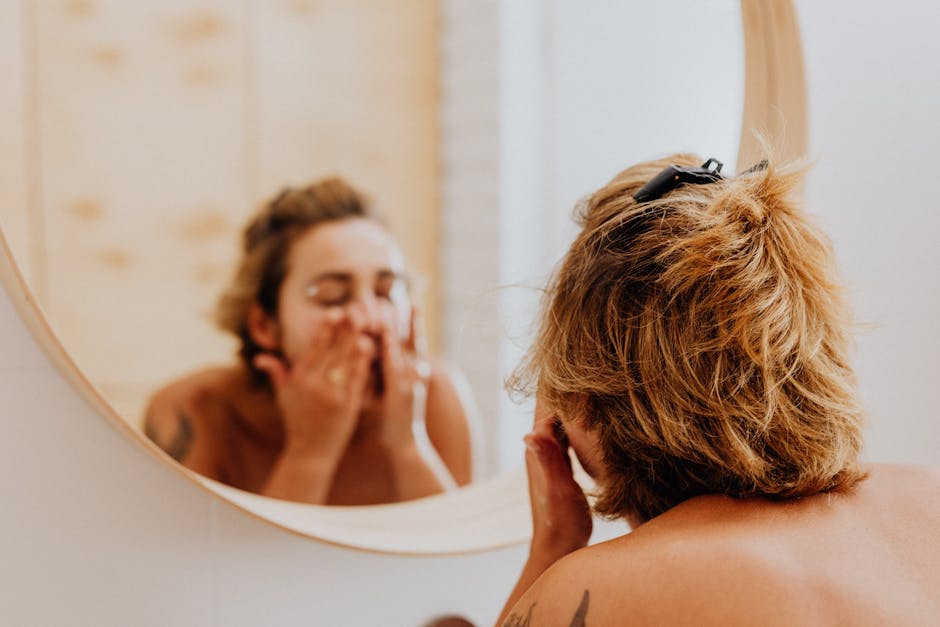 Yoga facial : la méthode naturelle pour tonifier et raffermir votre visage woman doing facial yoga exercises in front of mirror natural light