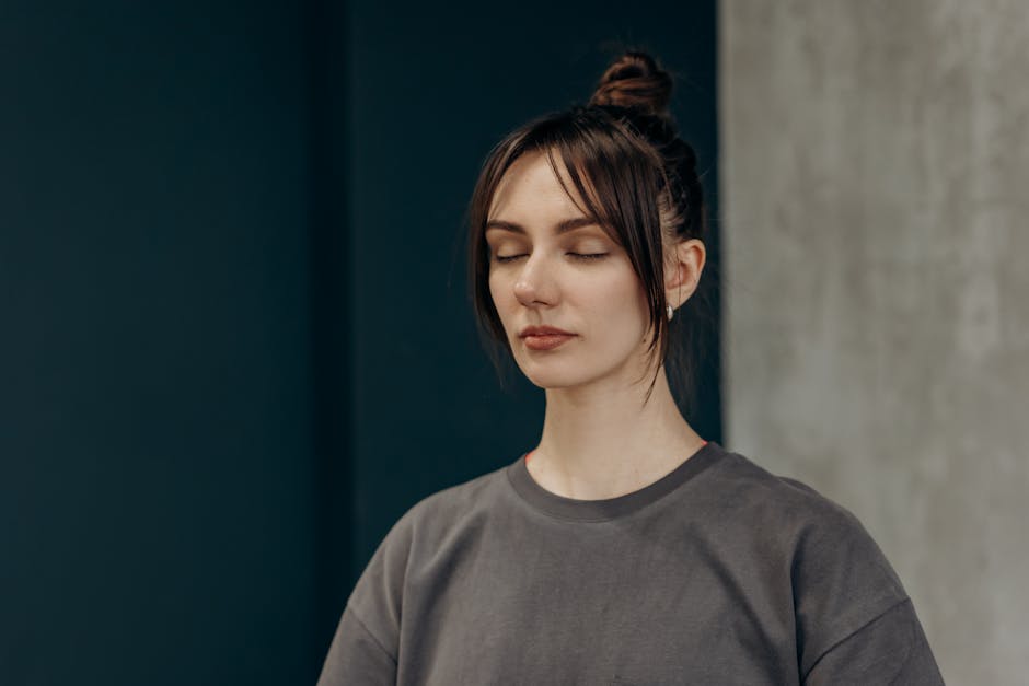 Yoga facial : la méthode naturelle pour tonifier et raffermir votre visage woman performing facial yoga exercise wide eyes relaxed