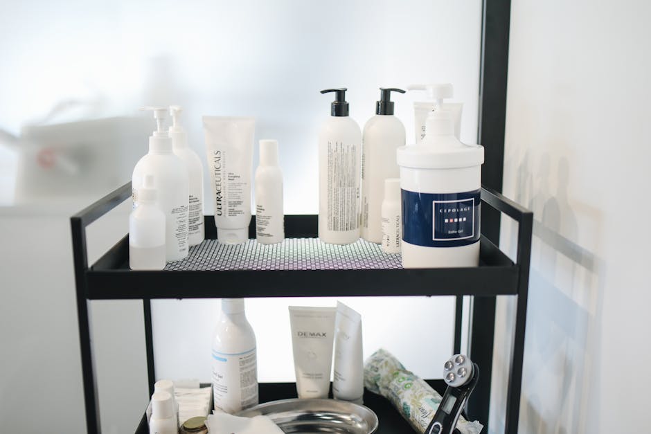 Regard fatigué : 5 gestes simples pour retrouver des yeux lumineux et reposés skincare products in refrigerator door shelf minimalist aesthetic