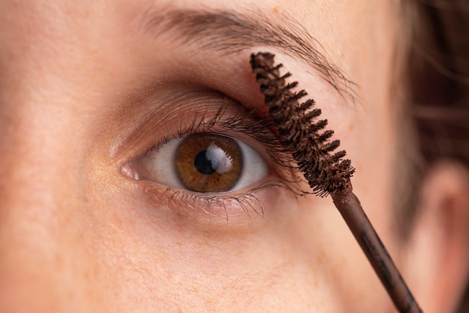 Regard fatigué : 5 gestes simples pour retrouver des yeux lumineux et reposés close-up eye makeup with light eyeshadow and mascara on upper lashes only