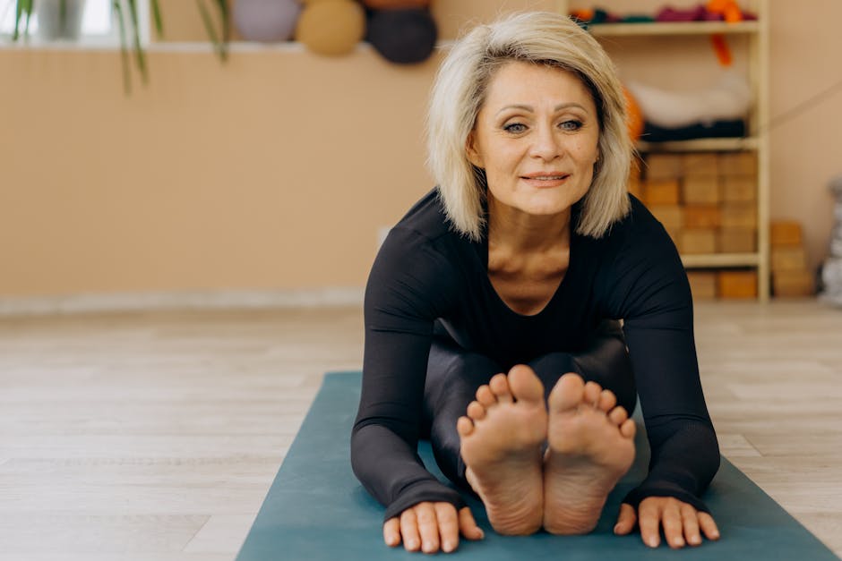 5 idées reçues sur l'anti-âge : vrai ou faux pour paraître plus jeune ? mature woman doing facial yoga exercises in front of mirror