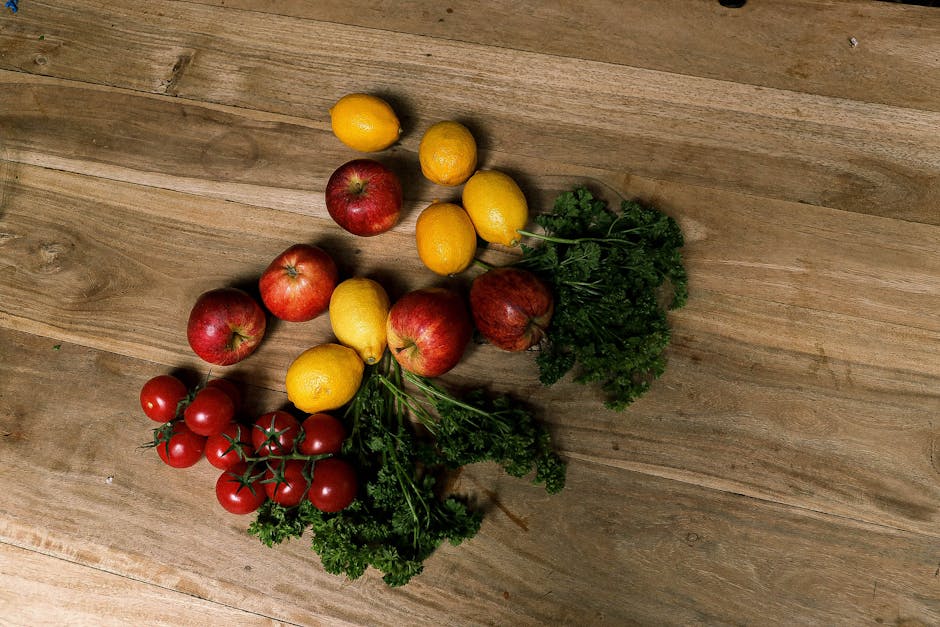 5 idées reçues sur l'anti-âge : vrai ou faux pour paraître plus jeune ? colorful fruits and vegetables rich in antioxidants on wooden table