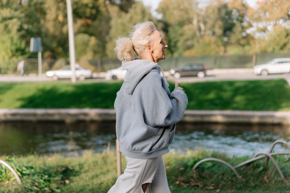 5 idées reçues sur l'anti-âge : vrai ou faux pour paraître plus jeune ? active woman jogging in park looking energetic and healthy