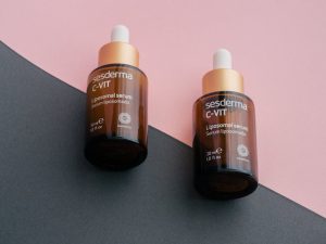 Antioxydants et radicaux libres : comment protéger votre peau du vieillissement prématuré antioxidant skincare serum vitamin c glow skin protection landscape