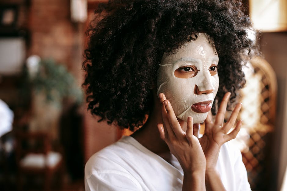 Collagène et peau : rôle, bienfaits et comment l'utiliser efficacement woman applying sheet mask collagen home spa