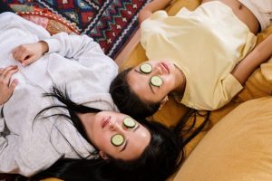 Paupières gonflées : les meilleurs remèdes naturels pour dégonfler les yeux woman morning skincare puffy eyes natural remedy cucumber cold spoon landscape