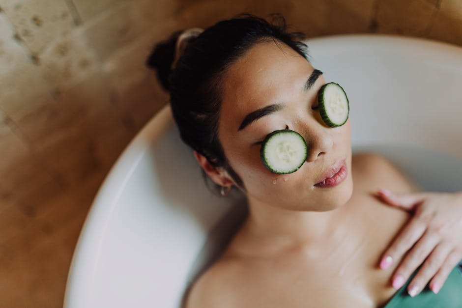 Paupières gonflées : les meilleurs remèdes naturels pour dégonfler les yeux cucumber slices potato natural eye mask beauty remedy
