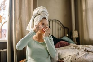 5 gestes essentiels pour prendre soin du contour des yeux woman beautiful rested eyes skincare morning routine natural light landscape