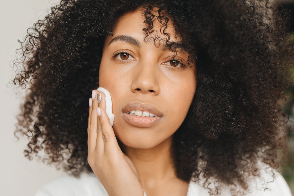 5 gestes essentiels pour prendre soin du contour des yeux woman removing eye makeup gently with reusable cotton pad