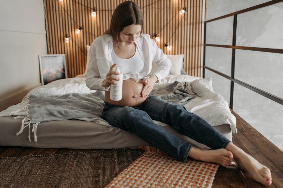 Routine beauté pendant la grossesse : les soins adaptés à chaque besoin woman applying body oil on pregnant belly