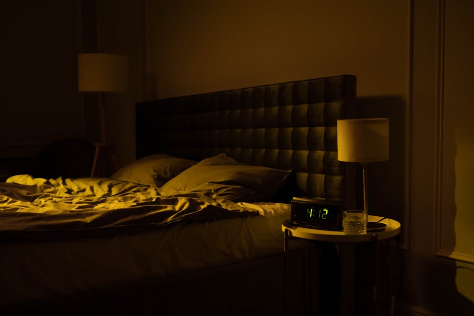 Sommeil réparateur : les habitudes qui changent vraiment la qualité de vos nuits dark calm bedroom sleep environment comfortable bed