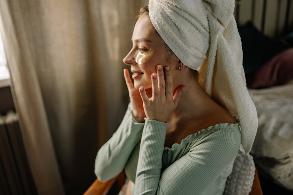 Cosmetic Water et Lotion Sérum : la tendance soin venue d'Asie qui transforme la routine beauté woman glowing hydrated skin smiling natural light no makeup