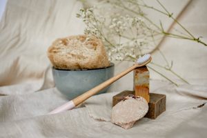 Cosmétiques solides : avantages, limites et conseils pour les adopter au quotidien natural solid cosmetics shampoo bars soap eco friendly bathroom landscape