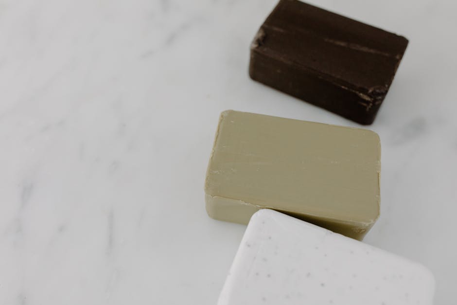 Cosmétiques solides : avantages, limites et conseils pour les adopter au quotidien solid shampoo bars conditioner deodorant natural cosmetics marble surface
