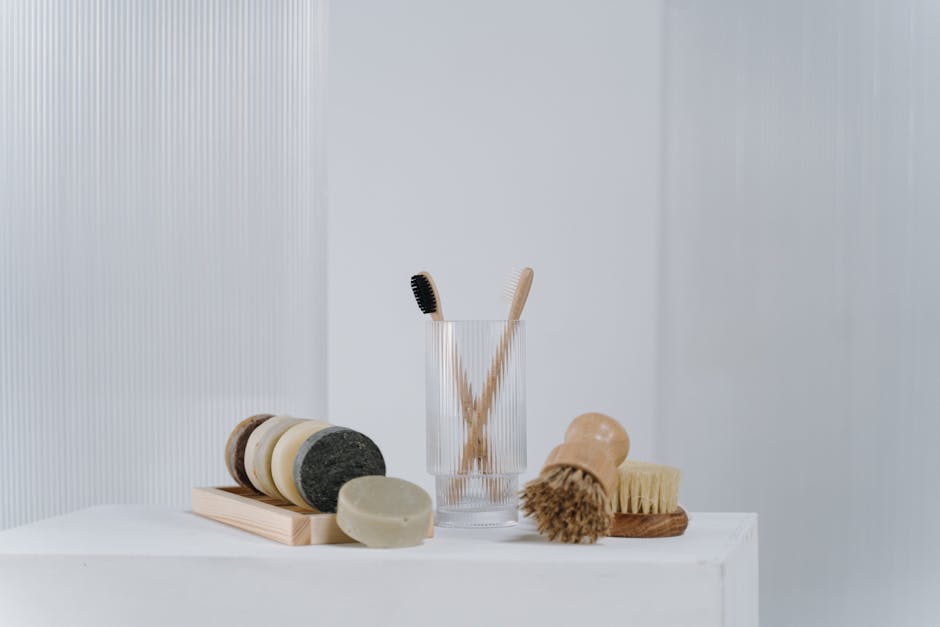 Cosmétiques solides : avantages, limites et conseils pour les adopter au quotidien bamboo soap dish with solid shampoo bar drying bathroom shelf
