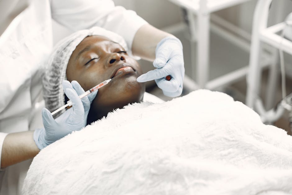 Fillers injectables : comprendre les différents types d'acide hyaluronique et leurs effets close-up woman receiving skin booster micro-injection cheek aesthetic clinic