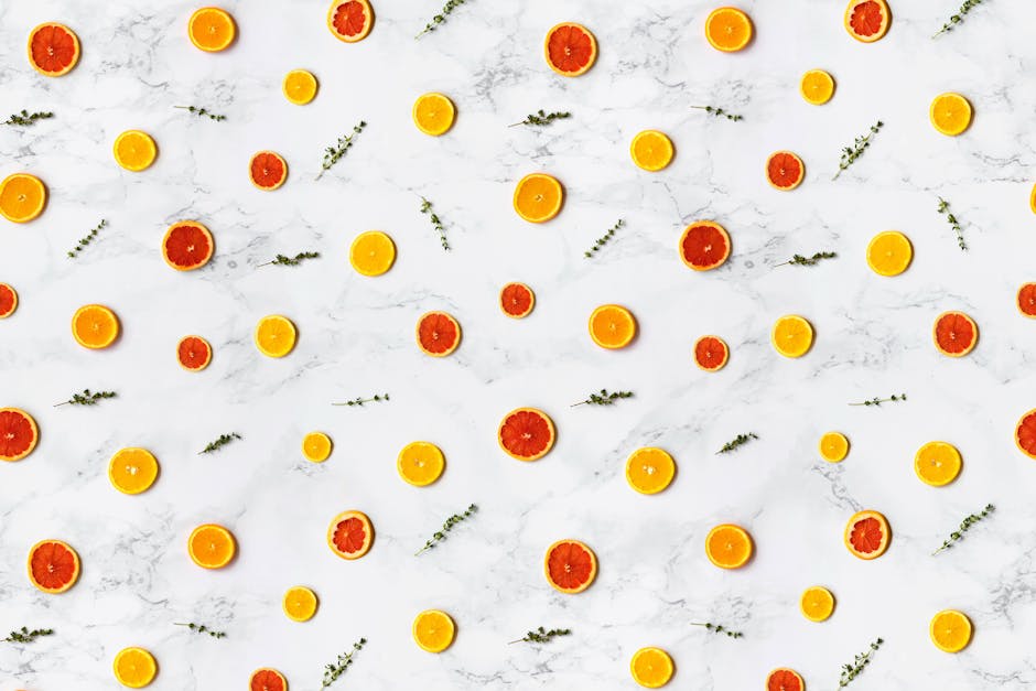 Les actifs naturels pour booster l'éclat et la fermeté de votre peau fresh citrus fruits green vegetables flat lay white background