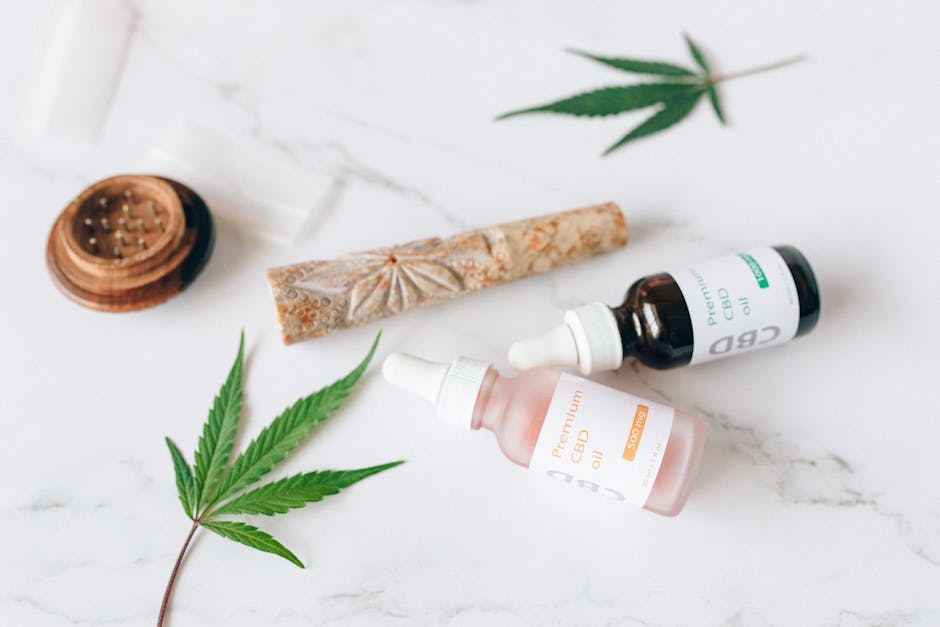Les actifs naturels pour booster l'éclat et la fermeté de votre peau glass dropper bottles plant oils herbs wooden surface